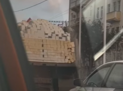 Камазист заставил водителей поволноваться в центре Воронежа