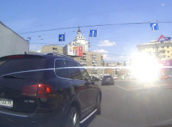 Внедорожник «ААА» показал ничтожность ПДД в центре Воронежа