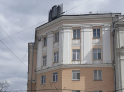 С дома на площади Ленина убрали герб Воронежа