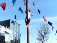 Лихое покорение масленичного столба в одних трусах сняли в Воронеже