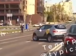 Пересечение двойной сплошной закончилось сносом велосипедиста в Воронеже – опубликовано видео