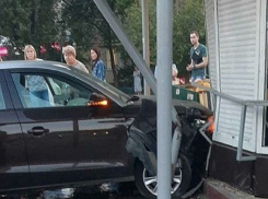 Автомобилистка врезалась в киоск с овощами на остановке в Воронеже 