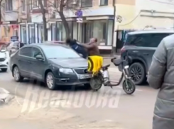 Бешеный курьер напал на девушку в Воронеже