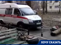 Люди перекрыли проезд для скорой в Воронеже  