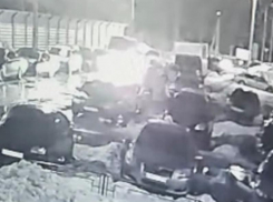 «Расцарапала все авто», – неадекватный поступок женщины попал на видео в Воронеже