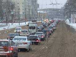 Второй день подряд: снег спровоцировал дорожный ад в Воронеже 
