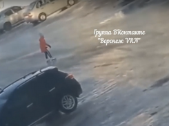 Ребенка, катающегося на коньках прямо по двору, сняли на видео в Воронеже 