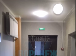 Пугающий мужчина продолжает подглядывать за соседями в Воронеже