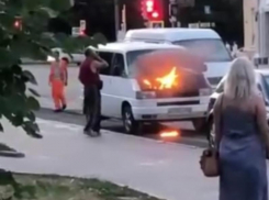 Горящий у мэрии Воронежа минивэн сняли на видео