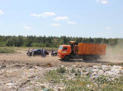 Ветер превращает могилы воронежцев в помойку
