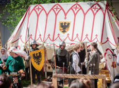 В центре Воронежа сразились «рыцари» в средневековых доспехах