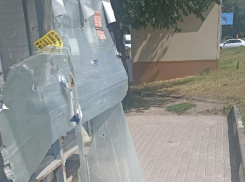 Покореженную жизнью остановку заметили в Воронеже