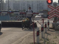 Пенсионер на трехколесном велосипеде попал в невыгодное положение на воронежском Машмете