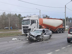 Первые секунды после ДТП с фурой у воронежского кладбища сняли на видео