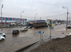 Грандиозный потоп превратил Северный в новую воронежскую реку 