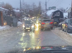 Страдания автомобилистов на узкой улице показали на видео в Воронеже  