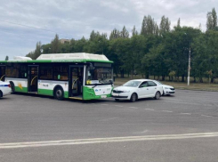 Врезался в автобус с пассажирами: полиция проводит проверку после маневра Rapid в Воронеже 