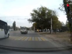 Вереница маршруток показала воронежцам, как пренебрегать светофором