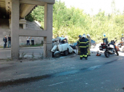 Самоубийство или потеря сознания? В Воронеже «шестерка» на скорости 100 км/ч влетела в столб