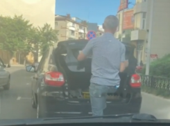 Хитрый трюк с номерами на платной парковке попал на видео в Воронеже