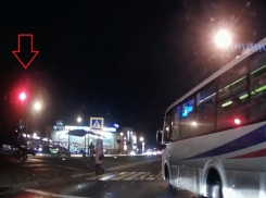 Маршрутчик перепутал красный с зеленым и попал на видео в Воронеже 