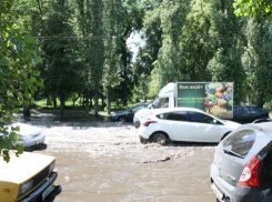 В Воронеже на Космонавтов разлилась река (ФОТО)