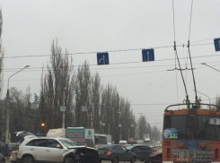 В Воронеже в столкновении троллейбуса с двумя иномарками пострадали 3 человека
