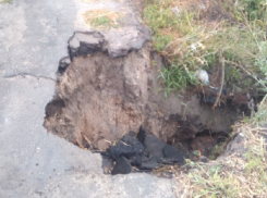 Растущая дорожная яма подвергает опасности поселок под Воронежем