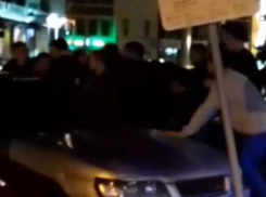 Опубликовано видео массовой драки у бара в центре Воронежа