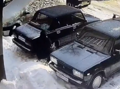 Воронежец отсосал у автомобиля и попал на видео