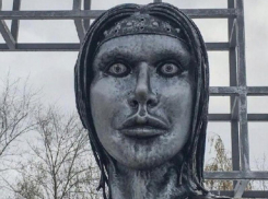 Пугающий памятник Аленке могут снести под Воронежем