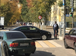 Хозяйская парковка иномарки сломала ПДД в Воронеже