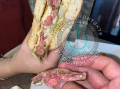 Воронежцы пожаловались на сырой фарш в бургере «Вкусно - и точка»