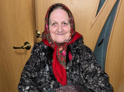 Пенсионерка вяжет носки для бойцов СВО на свои средства в Воронежской области