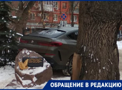 Элитные иномарки превратили в парковку памятник детям, погибшим от бомб фашистов в Воронеже