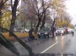 В жестокое избиение на асфальте перерос дорожный конфликт в Воронеже