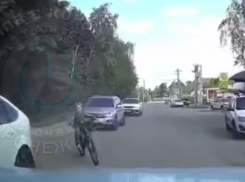 Юный велосипедист едва не попал под машину в Воронеже - опубликовано видео