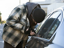 Воронежец угнал машину у спящего посетителя кафе