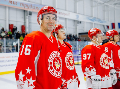 В Нововоронеже прошел уникальный матч между сборными «Легенды хоккея» и атомщиков