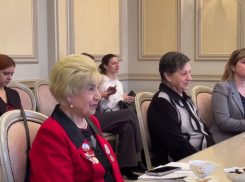 Юбилейные медали в преддверии Дня Победы вручил ветеранам воронежский губернатор