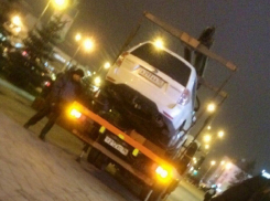 Воронежцы позлорадствовали эвакуации иномарки с номером ААА