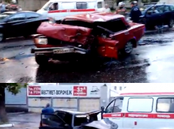 В Воронеже на улице Волгоградская столкнулись три автомобиля (ВИДЕО)