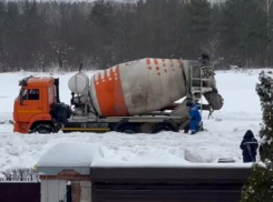 Удивительную укладку плитки по дороге в мороз и снег сняли на видео в Воронеже