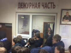 Фанатов «Факела» массово задержали после файер-шоу в Воронеже