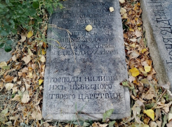 Могильные плиты забытого кладбища сняли на фото в центре Воронежа