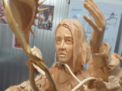 Видны даже вены: воронежский мастер-бензопильщик создал новый шедевр