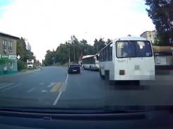 Восемь нарушений за 10 минут: отвязная поездка маршрутчика попала на видео в Воронеже 