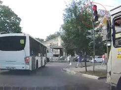 Преследование дерзкого маршрутчика полицей сняли в Воронеже
