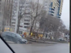 Автомобиль застрял в дыре в Воронеже – опубликовано видео