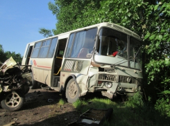 Под Воронежем в столкновении автобуса с ВАЗом погибла 50-летняя женщина